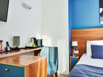 Bureau avec plateau de courtoisie et équipements dans une chambre d’hôtel