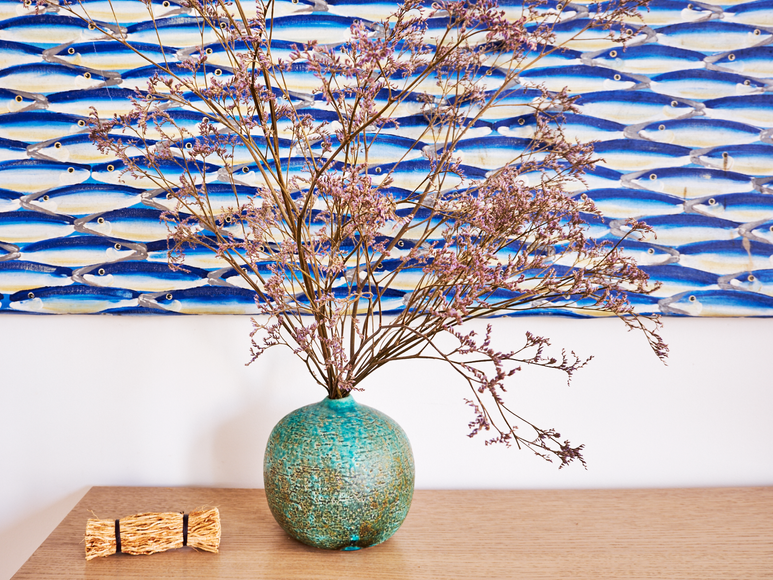 Vase décoratif et œuvre murale dans un studio Airbnb à Paris