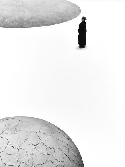 Silhouette dans espace minimaliste à la Bourse de Commerce