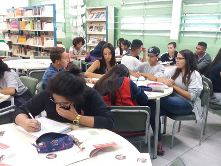 Sala de leitura - Trabalho com atlas do corpo humano