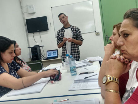 Reunião de HTPC com participação do aluno Gabriel Romão do 3 ano A, replicando projetos e compartilh