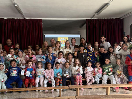 Más de 50.000 alumnos participan en el Día del Pijama y Acógeles lo celebra en el CEIP Pedro Salinas (Málaga)