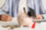Cofre de porquinho representando a área financeira. Ao fundo, há um estudante realizando anotações