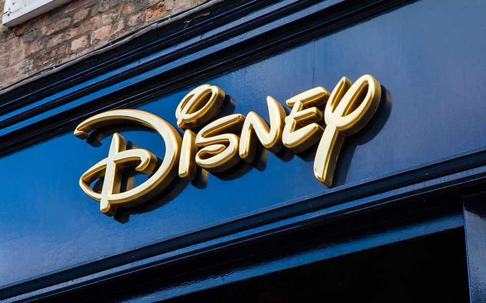 Fachada de um prédio com o logotipo da empresa "Disney"