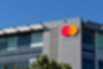 Prédio da "Mastercard" com o logotipo da empresa no topo