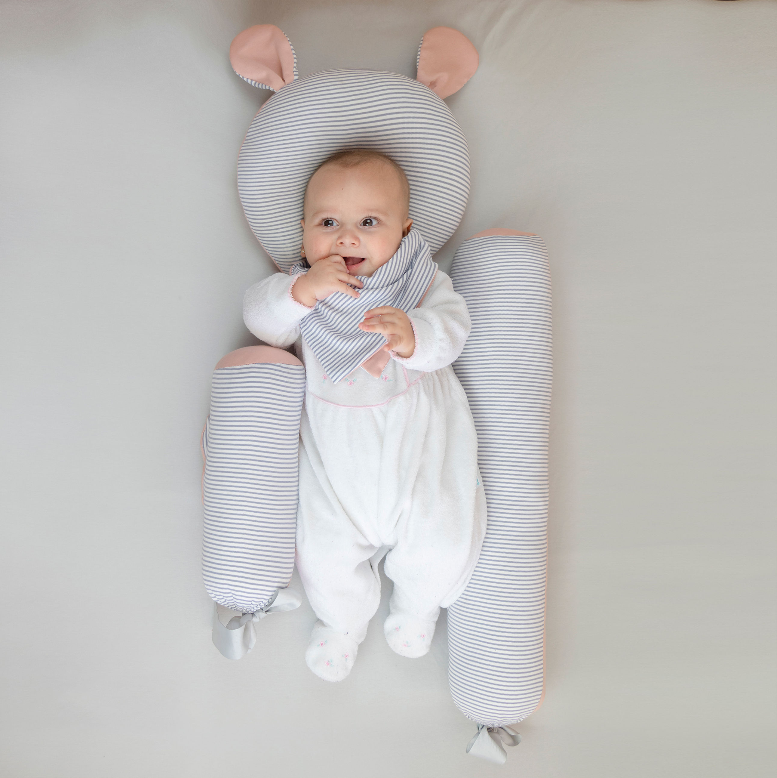 Set de rodillo posicionador, Almohada Anticabeza Plana y Gorro Oso de Káligo Maternidad