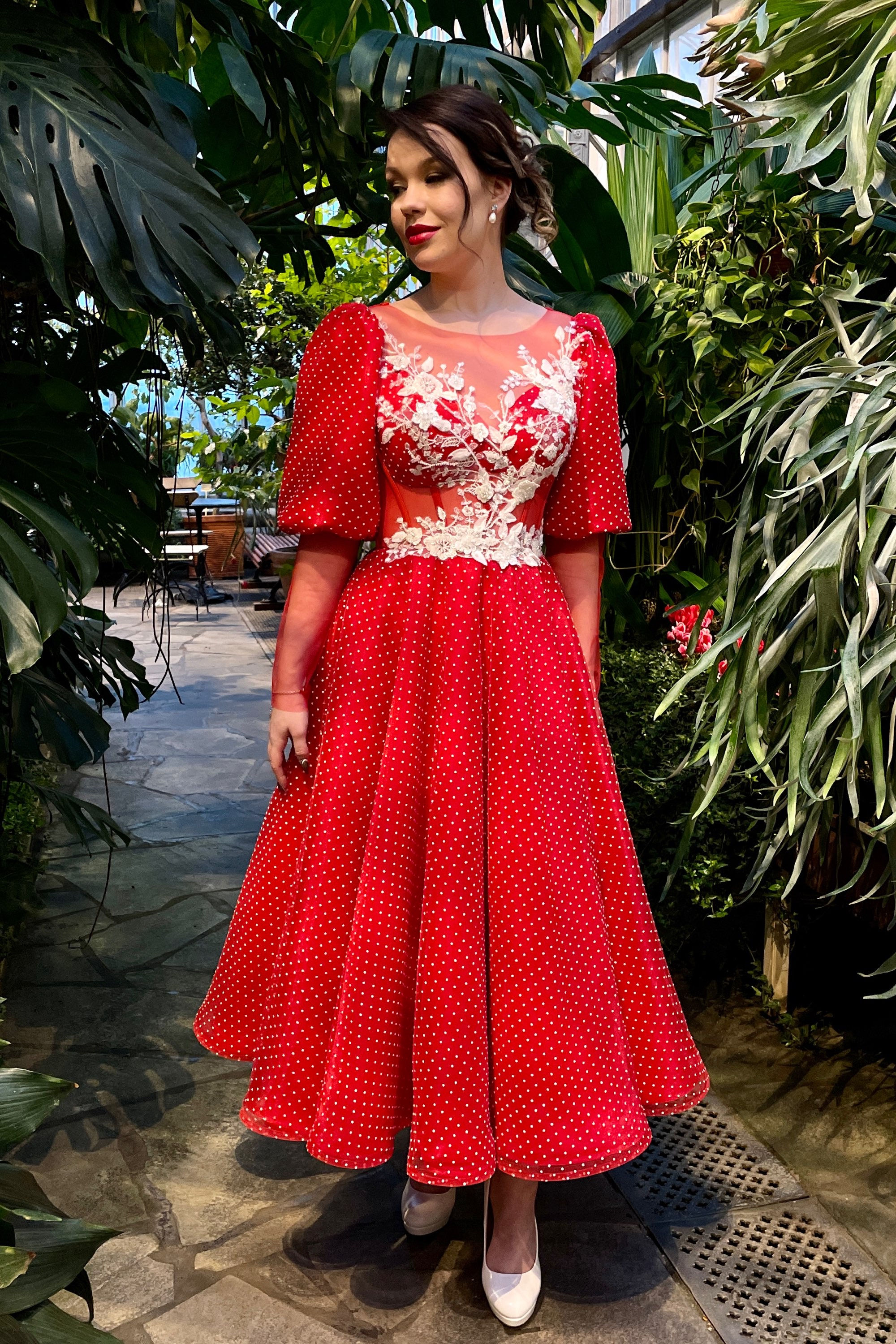 Красное платье с белыми кружевными узорами