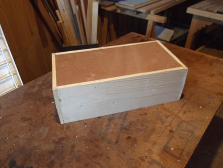 La découpe d'un couvercle.