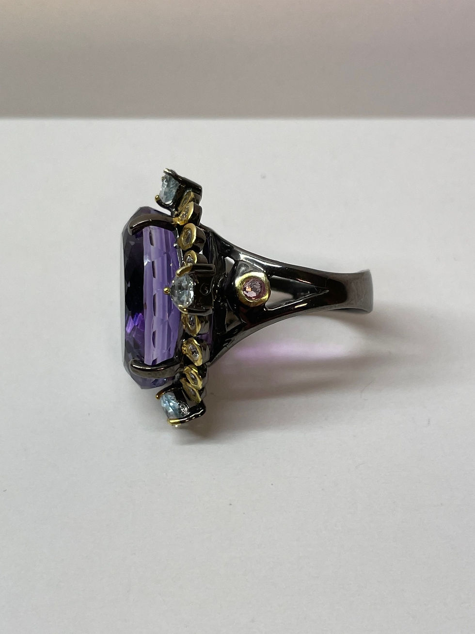 Miniaturebillede: Ametystring af gulbelagt og sort rhodineret sterlingsølv