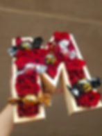 Letra con rosas y chocolates