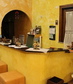 Bancone reception giallo in ambiente accogliente