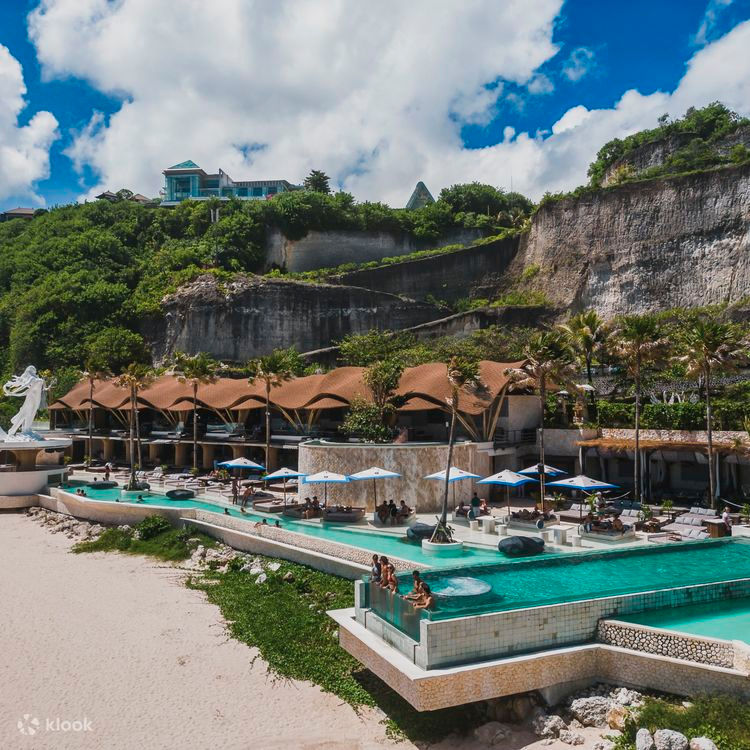 Enjoy Bali’s beach clubs, with ocean views, pools, music, and fresh drinks for a perfect day by the sea.