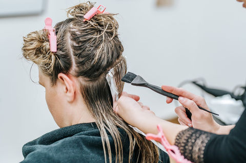 Damen werden die Haare gefärbt