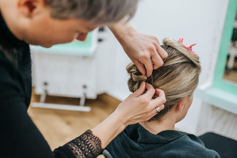 Damen wird die Frisur gestylet