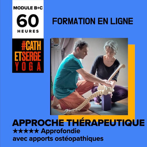 Extrait d'une des vidéos de formation en ligne Cath avec Serge, Serge et Cath manipule un squelette