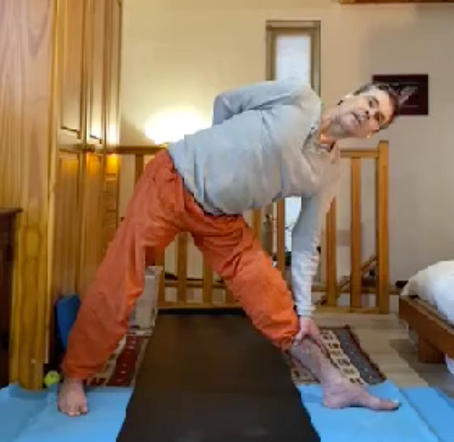 Serge lors d'un cours Yoga en ligne dans une posture de Yoga