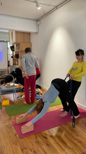 Adho Mukha Svanasana avec sangle et partenaire lors de la masterclass de Dominique Martin à Paris