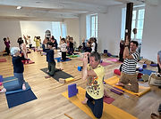 20 stagiaires dans la préparation de la posture de la tête de cheval de Yoga