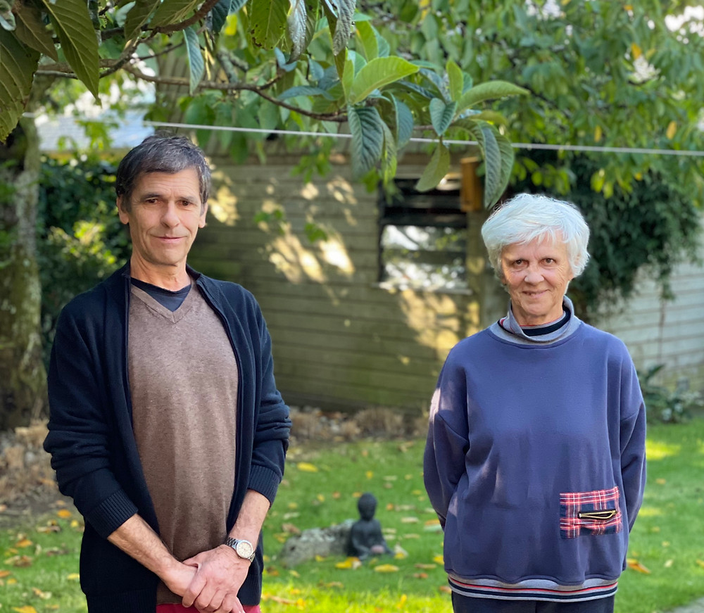 Isabelle est son professeur de Yoga.