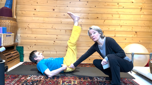 Cath et Serge démontre la posture du clic clac des 5 Tibétains