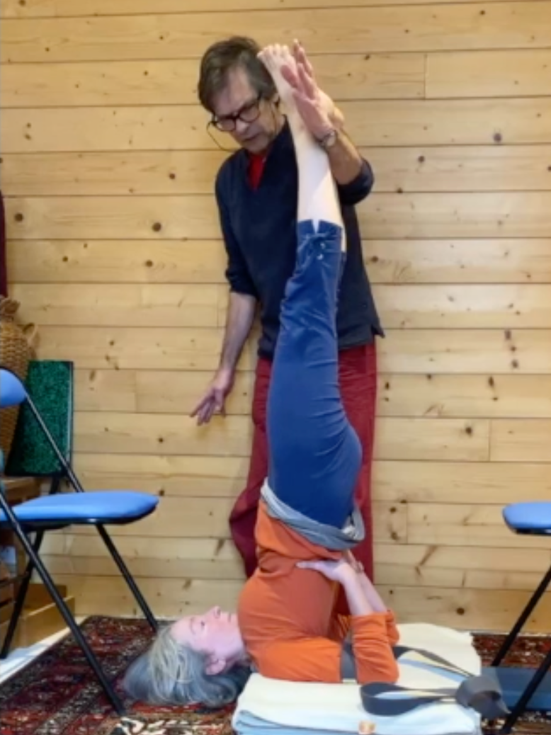 Cours de yoga en ligne sur les inversions