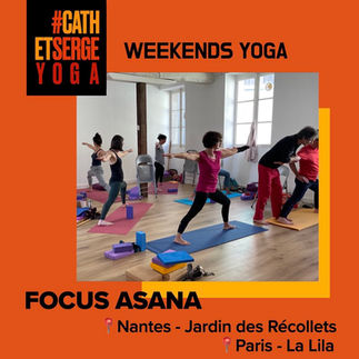 Les participants lors d'un weekend Yoga avec Cath et Serge. Ils pratiquent Virabhadrasana 1.