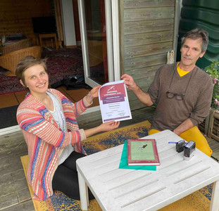 Ioanna reçoit l'attestation de Sadhana de Serge