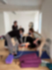 Serge et Lucie lors d'un stage en accompagnant la prise de Udhrva Dhanurasana