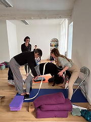 Serge et Lucie lors d'un stage en accompagnant la prise de Udhrva Dhanurasana