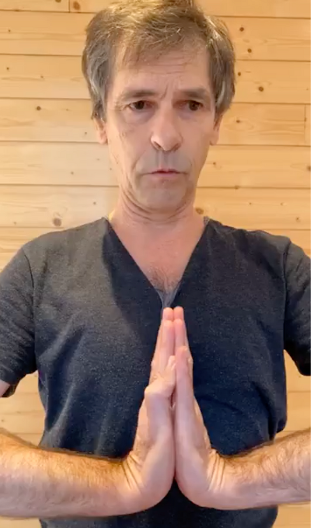 Serge pratique suryanamaskar, tshirt noir et pantalon jaune
