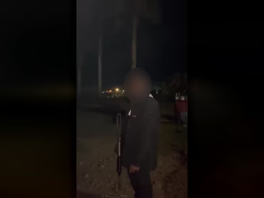 PAPUA NEW GUINEA POLICE OFFICER HOLDING RIFLE ALLEGEDLY THREATENS TO ‘BLOW BRAINS’ OF CIVILIAN