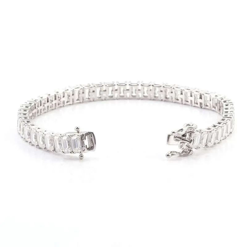Emerald cut diamond tennis bracelet clasp detail