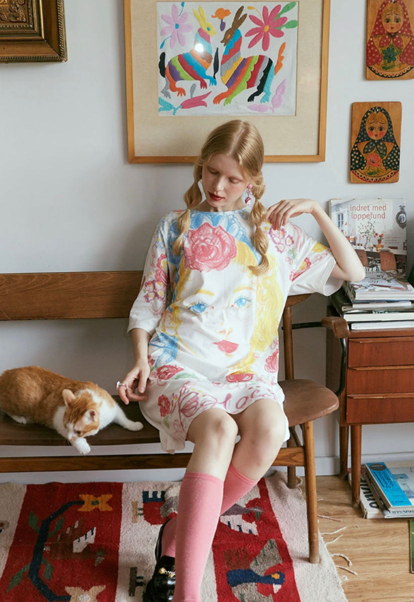 Thumbnail: Girl face long tee