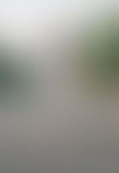 Manteau en fausse fourrure et sac en bambou