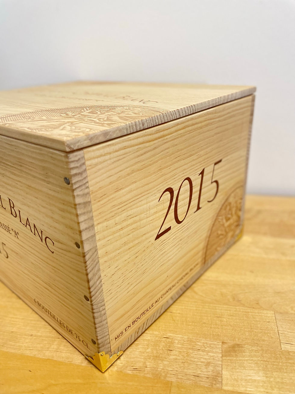 Miniaturbild: Holzkiste mit der Aufschrift 2015, Holzbox mit Wein Aufdruck, Weinkiste im Detail.