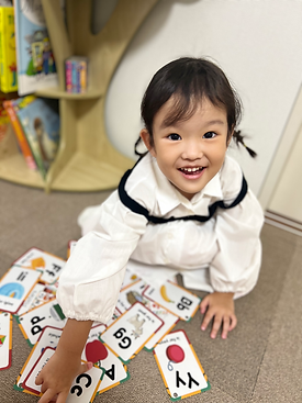 幼児が英語カードを使って楽しく学ぶ様子