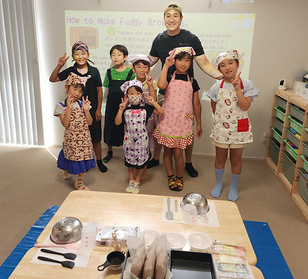 小学生が英語を使ったアクティビティに参加するレッスン風景