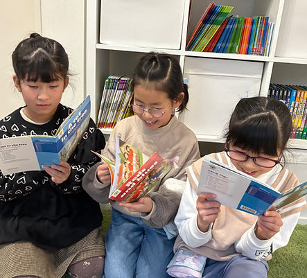 英語の本を読みながら学ぶ子どもたち