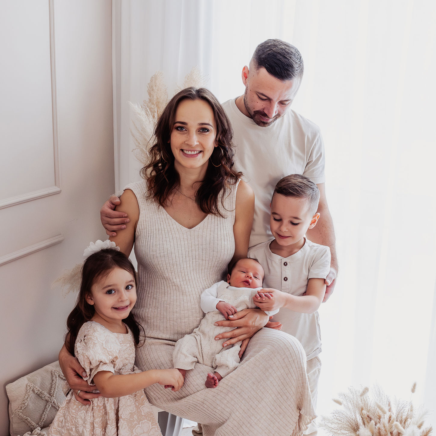 Eltern mit ihrem Neugeborenen – Familienfotoshooting in Papenburg.