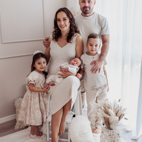 Eltern mit ihrem Neugeborenen – Familienfotoshooting in Papenburg.