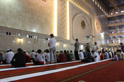 Prier dans la mosquée