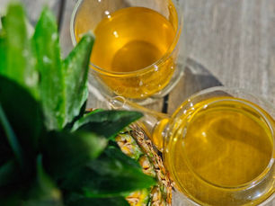 Glas cold brew ananas thee op een zomerse dag