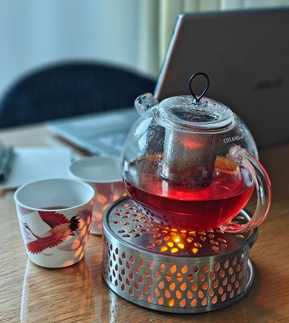 Ordinateur portable avec théière et tasse de thé – cadeaux de thé pour entreprises
