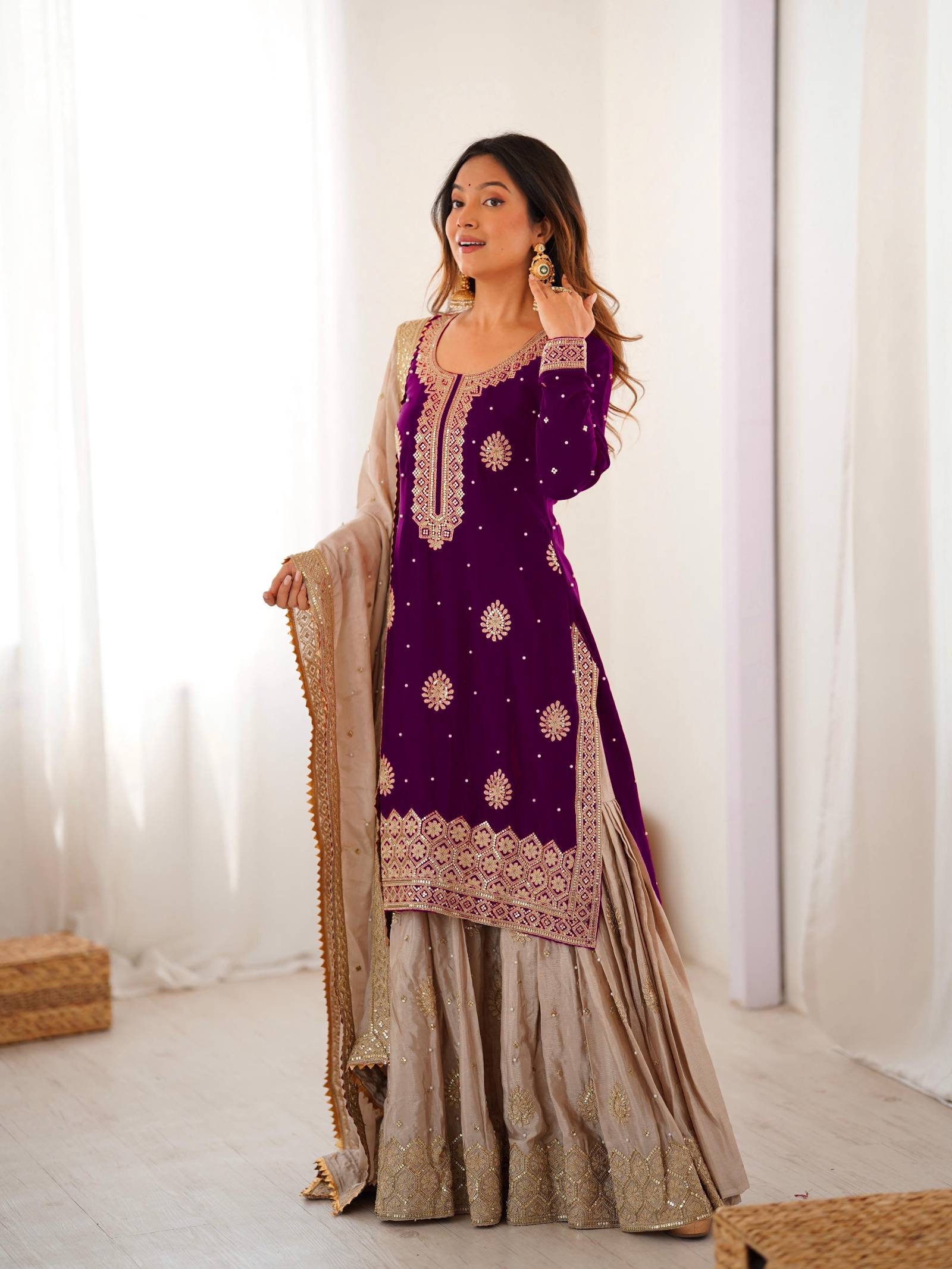 Ensemble Sharara indien en velours violet brodé