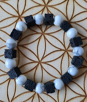 Perles Howlite (10 mm) et lave (8mm) Frs 22.-