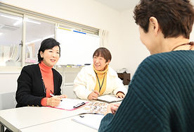 所内での会議風景