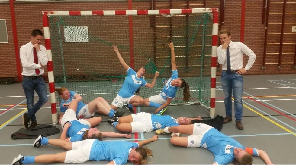 Mike (links) als borrelcoach