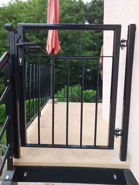 Portillon noir pour terrasse