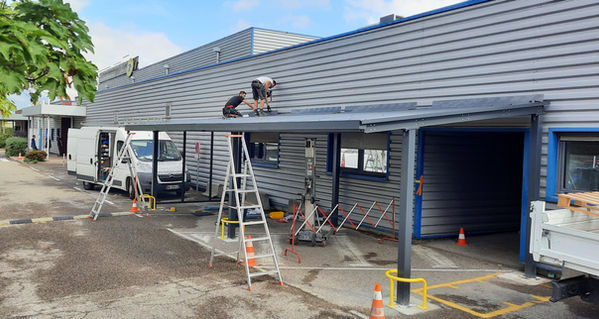 Artisan sur un auvent