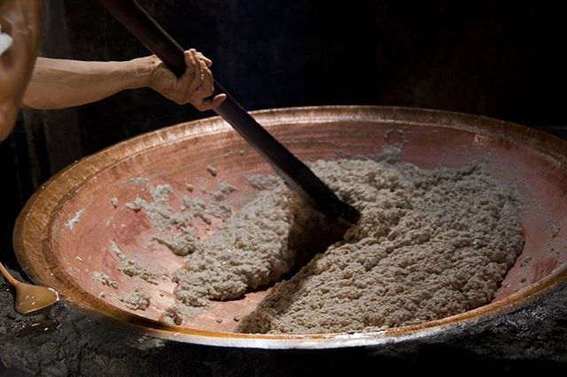 Mengaduk santan yang mulai menjadi blondo